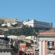 1024px-Castel_Sant’_Elmo_e_Certosa_di_San_Martino_da_piazza_del_Plebiscito замок Сант-Эльмо
